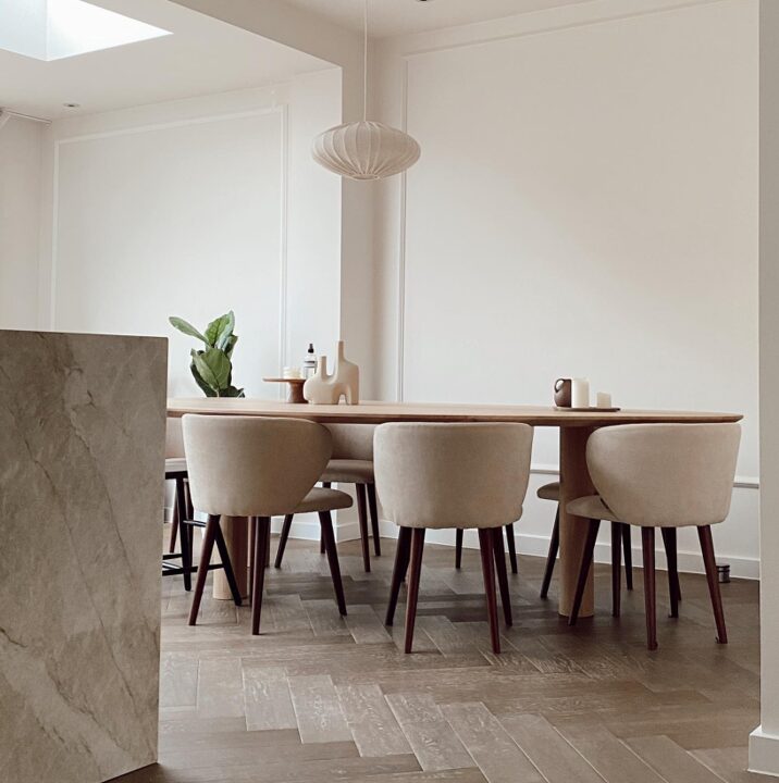 Eetkamer met houten eettafel en visgraatvloer in de verbouwde woning aan de Gijsbrecht van Amstelstraat in Hilversum