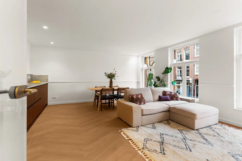 Open woonkeuken met walnoothouten keuken in het ontwikkelproject Haarlemmerweg 133 in Amsterdam